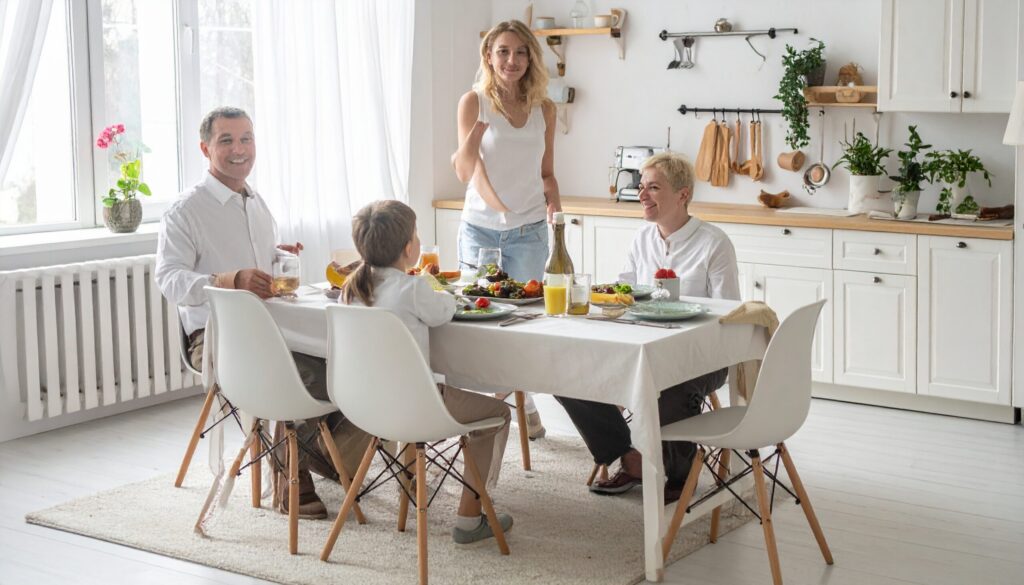familj runt bordet i ett elsäkert hem i Lund